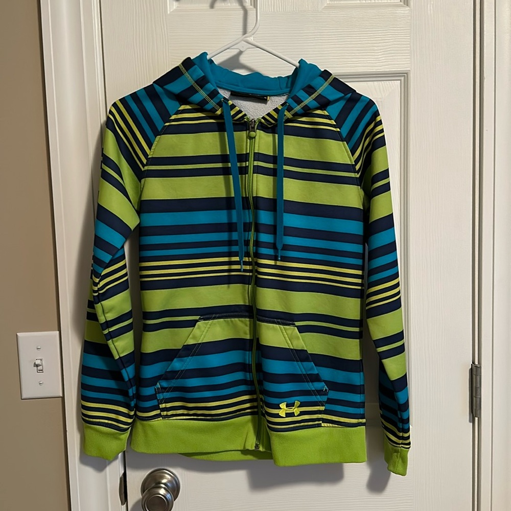 Women’s under armour zip up sweatshirt. Small. Semi fitted. Has hood.